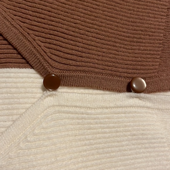 Cropped cardigan with buttons in the middle - Picture 4 of 5